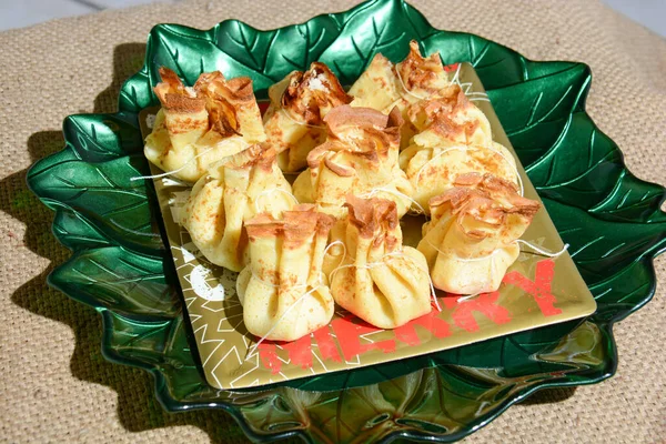 Keranjang Crepe Makanan Finger Italia Dengan Keju Chives Dan Pistachio — Stok Foto