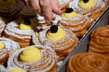 Babalar Günü ve Aziz Joseph Günü için tipik İtalyan tatlıları: üstte siyah kiraz zeplini.