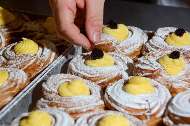 Babalar Günü ve Aziz Joseph Günü için tipik İtalyan tatlıları: üstte siyah kiraz zeplini.