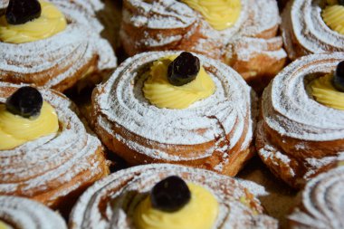 Babalar Günü ve Aziz Joseph Günü için tipik İtalyan tatlıları: muhallebi ve vişne dolu zeplin.