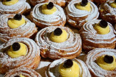 Babalar Günü ve Aziz Joseph Günü için tipik İtalyan tatlıları: muhallebi ve vişne dolu zeplin.