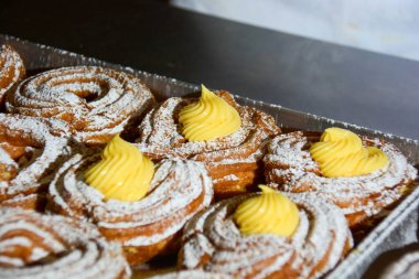 Babalar Günü ve Aziz Joseph Günü için tipik İtalyan tatlıları: kremayı dolduran zeppola.