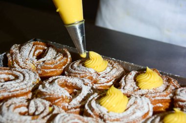 Babalar Günü ve Aziz Joseph Günü için tipik İtalyan tatlıları: kremayı dolduran zeppola.