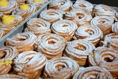 Babalar Günü ve Aziz Joseph Günü için tipik İtalyan tatlıları: Zeppola hazırlanıyor.