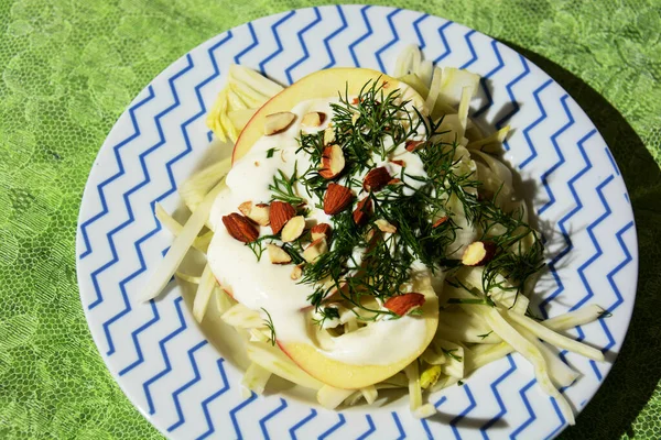 地中海健康的な食事のためのイタリア料理 リンゴとサラダ フェンネル レタスとアーモンド ストック画像