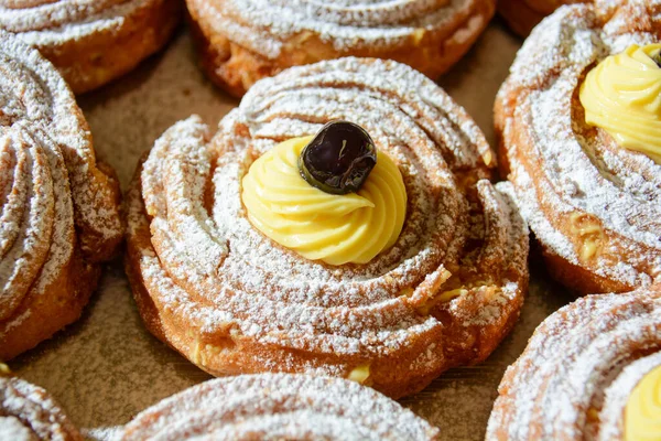 Typisk Italiensk Dessert Til Fars Dag Josefs Dag Zeppola Fyldt - Stock-foto