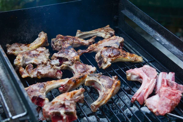 Italiaanse Barbecue Met Gegrilde Lamskoteletten — Stockfoto