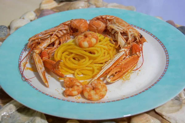 地中海の貝は 特別なイタリア料理Tagliatelleと特別な準備のために — ストック写真