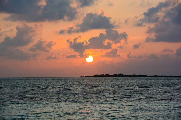 Maldive海面上的背景落日 — 图库照片