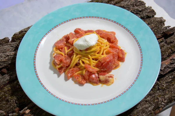 Spaghetti Und Tomaten Mit Burrata Nach Italienischem Rezept — Stockfoto