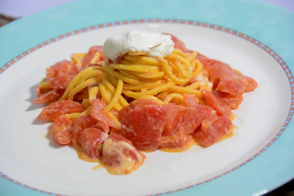 Spaghetti Und Tomaten Mit Burrata Nach Italienischem Rezept — Stockfoto