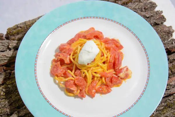 Spaghetti Und Tomaten Mit Burrata Nach Italienischem Rezept — Stockfoto