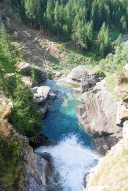 İtalyanca bir gizle dağ köşede düşüyor