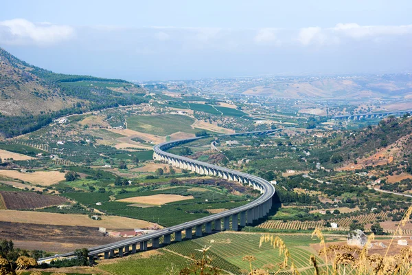 Karayolu ile saçma bir Yeşil Vadi