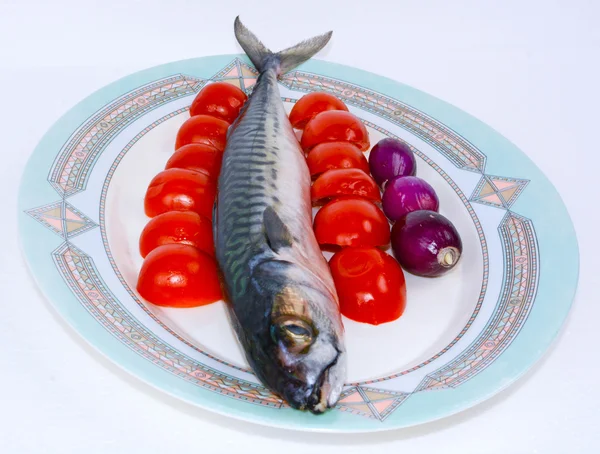 Mackerel with cherry tomatoes and red onions — Stock Photo, Image