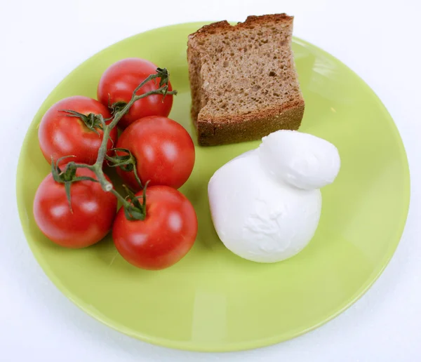 Dieta mediterranea pomodoro, mozzarella e pane integrale — Foto Stock