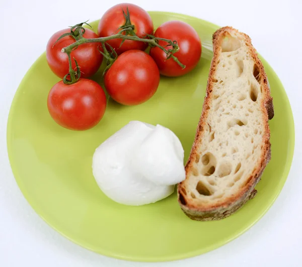Dieta mediterranea pomodoro e mozzarella e pane — Foto Stock