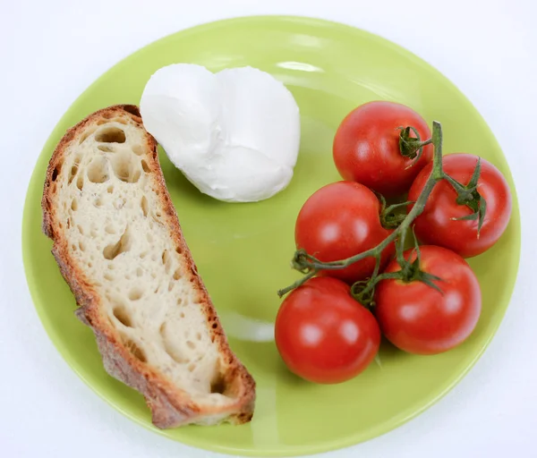 Dieta mediterranea pomodoro e mozzarella e pane — Foto Stock