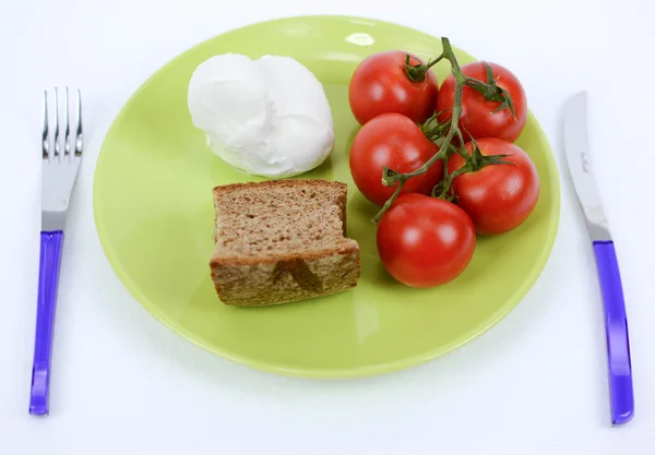 Dieta mediterranea pomodoro, mozzarella e pane integrale — Foto Stock