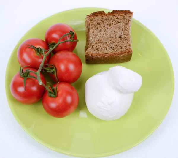 地中海式ダイエット トマト、モッツァレラチーズ、茶色のパン — ストック写真
