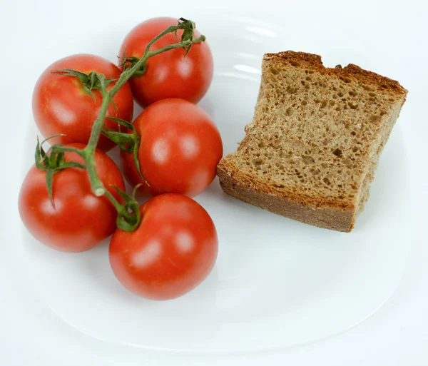Akdeniz diyeti kahverengi ekmek ve domates — Stok fotoğraf