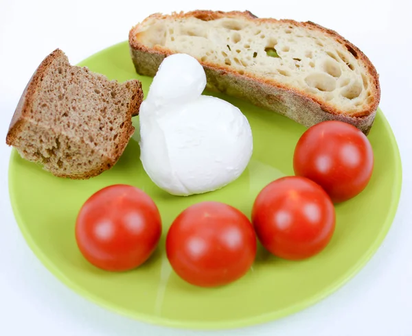 Akdeniz diyeti İtalyan ekmeği ve domates ve mozzarella peynir — Stok fotoğraf