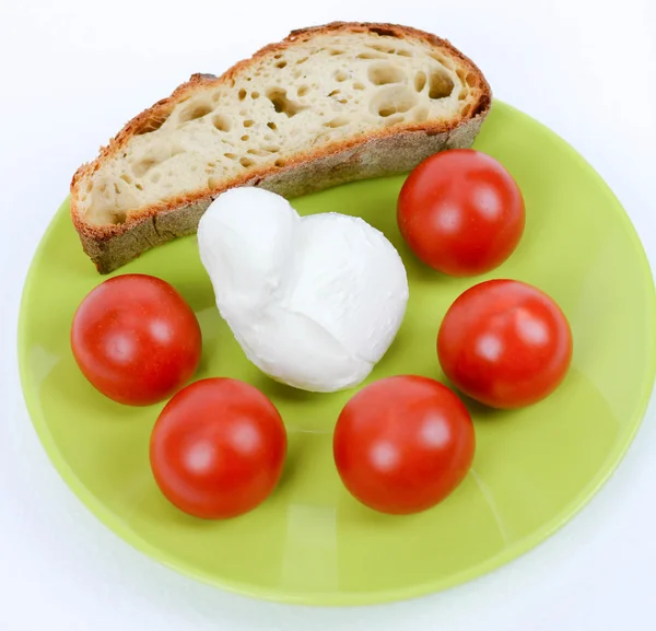 Akdeniz diyeti İtalyan ekmeği ve domates ve mozzarella peynir — Stok fotoğraf