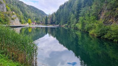 İtalyan Dolomitleri ve dağ gölünün panoramik görüntüsü