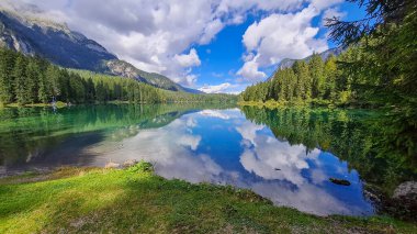İtalyan Dolomitleri ve dağ gölünün panoramik görüntüsü