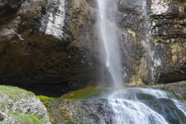 İtalyan Gizli Yerleri: Sonsuz güzelliğin ormanlarında saklı bir şelale.