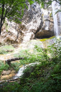İtalyan Gizli Yerleri: Sonsuz güzelliğin ormanlarında saklı bir şelale.