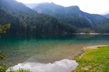 Trentino Alto Adige 'in İtalyan Dolomitleri' nin dağlarında saklı bir göl.