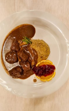 Taragna polentalı haşlanmış geyik güveci.