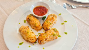 İtalyan kılıç balığı şişi ve kırmızı meyve sosu.