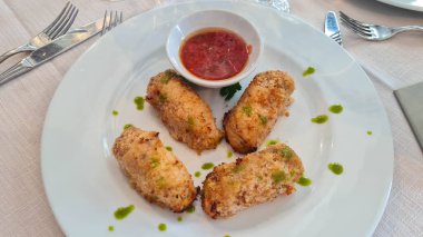 İtalyan kılıç balığı şişi ve kırmızı meyve sosu.