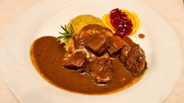 Taragna polentalı haşlanmış geyik güveci.