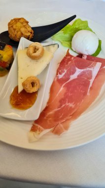 İtalyan aperatifi: burrata, çiğ jambon, Toskana crostini, peynir ve meyve kompostosu.