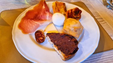 Toskana mezesi, Toskana crostini, finocchiona, burrata, baharatlı sosis.