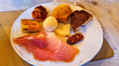 Toskana mezesi, Toskana crostini, finocchiona, burrata, baharatlı sosis.