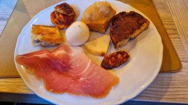 Toskana mezesi, Toskana crostini, finocchiona, burrata, baharatlı sosis.