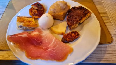 Toskana mezesi, Toskana crostini, finocchiona, burrata, baharatlı sosis.