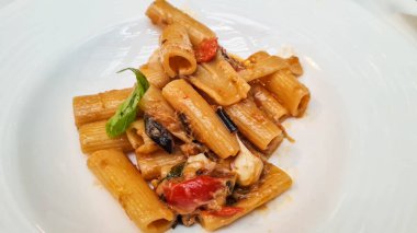 Patlıcanlı Rigatoni alla Norma, taze domates ve tuzlu ricotta.