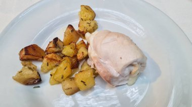 Eritilmiş peynirle doldurulmuş dana eti rulosu ve biberiyeli fırında patates.