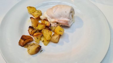 Eritilmiş peynirle doldurulmuş dana eti rulosu ve biberiyeli fırında patates.