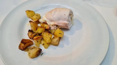 Eritilmiş peynirle doldurulmuş dana eti rulosu ve biberiyeli fırında patates.