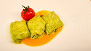 Fıstıklı ve kabak soslu ıspanaklı krep.