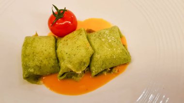 Fıstıklı ve kabak soslu ıspanaklı krep.