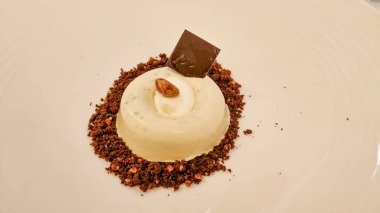 Vanilya kremalı ve siyah çikolatayla çevrili fıstıklı krema.