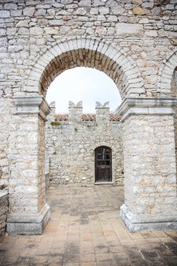 eski bir yapıdaki taş kemer