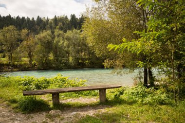Nehrin yanında tezgah